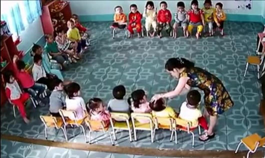 Cảnh giáo viên giữ trẻ túm tóc, hăm dọa đánh trẻ tại một trường mầm non ở TP HCM.