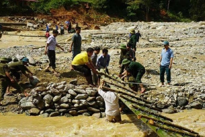 Nhiều chiến sĩ không ngại trèo đèo, lội suối để khắc phục hậu quả sau lũ. (Ảnh:Facebook).