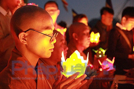 Sau màn giảng pháp, các sư thầy và nhiều phật tử cùng di chuyển phà ra giữa dòng sông Hồng làm lễ cầu an, cúng thí thực cô hồn, sau cùng là làm lễ phóng sinh và thả đèn hoa đăng.