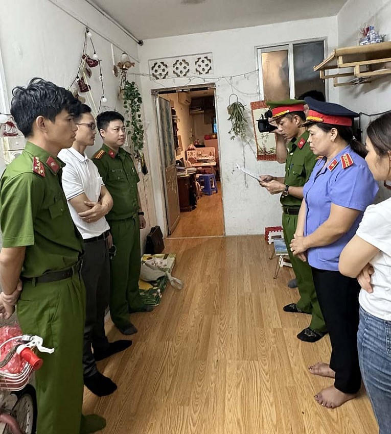 Thi hành lệnh bắt khám xét đối với Đinh Văn Dương.