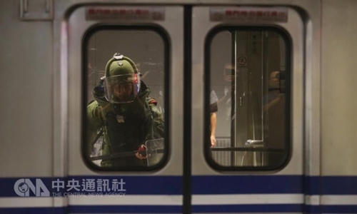 Cảnh sát Đài Loan điều tra hiện trường vụ nổ tối 7/7. (Ảnh: CNA)