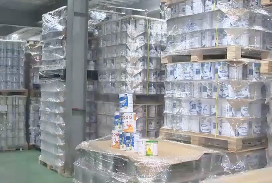 Kho chứa các hộp sữa bột giả của nhóm đối tượng (Ảnh: VTV).