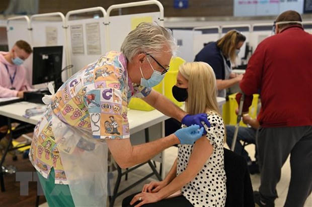 Tiêm vaccine phòng COVID-19 của BioNTech/Pfizer cho người dân tại Derby, Anh. (Ảnh: AFP/ TTXVN)
