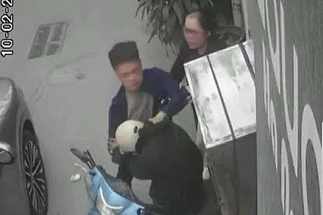 Tài xế ôtô đánh tới tấp nam shipper sau va chạm giao thông.