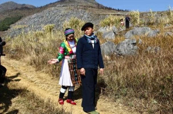 Vỗ mông là nét đẹp văn hóa vào ngày Tết. (Ảnh: dulichhagiang)
