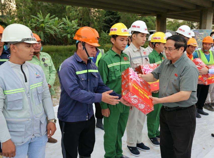 Thủ tướng thăm hỏi, động viên và tặng quà công nhân thi công trên tuyến cao tốc.