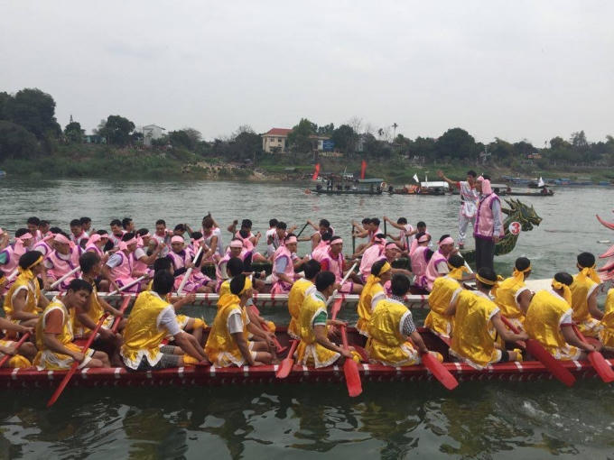Các thuyền đua quyết liệt đọ sức từng mét nước. (Ảnh: Ngọc Diệp).