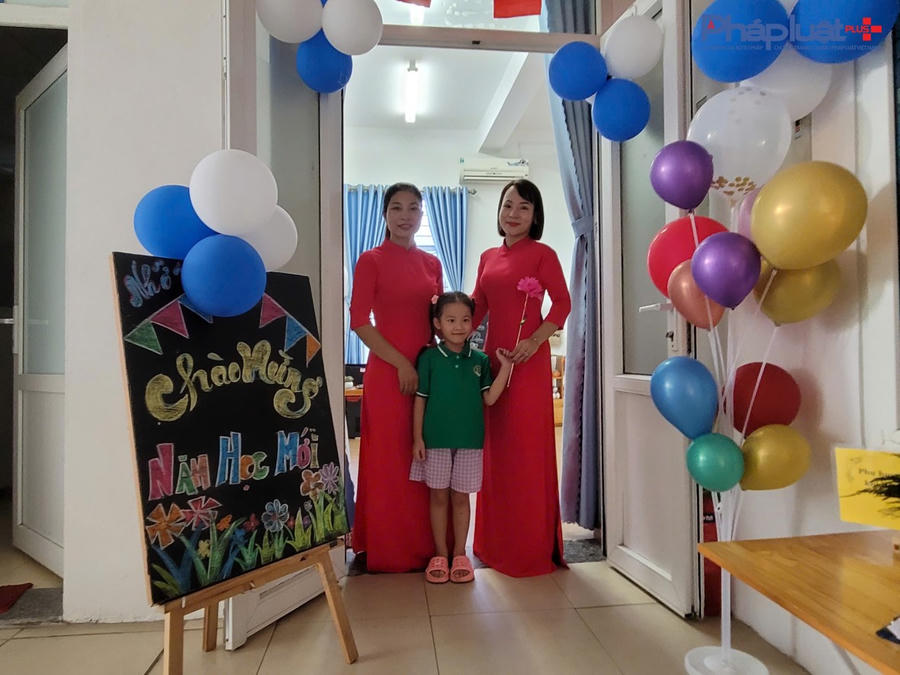 Cô trò cùng chụp ảnh lưu niệm, trước khi vào lớp.