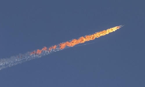 Chiến đấu cơ Su-24 của Nga bị F-16 của Thổ Nhĩ Kỳ bắn hạ.  (Ảnh: Anadolu Agency)