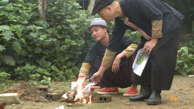 Vô tình đốt luôn cả mật thư.