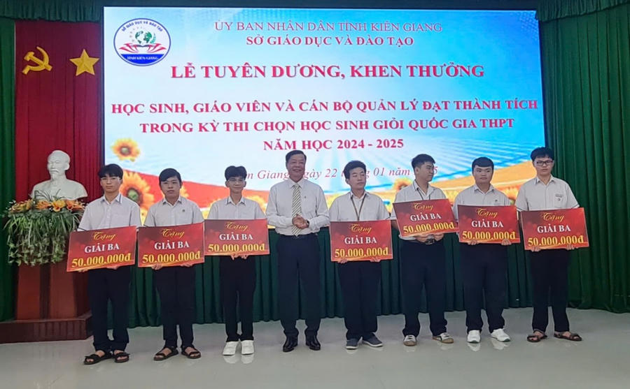 Ông Huỳnh Văn Hóa - Phó giám đốc Sở Giáo dục và Đào tạo tỉnh Kiên Giang trao thưởng đạt giải cao tại kỳ thi chọn học sinh giỏi quốc gia.
