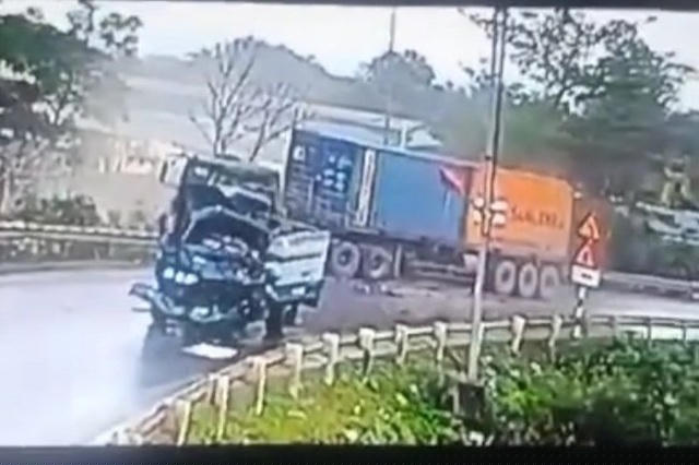 Trước đó vào hơn 11h trưa, ngày 13/3, chiếc xe tải thùng chạy lấn làn đâm chiếc xe đầu kéo. Vụ tai nạn làm 1 người chết, 2 người bị thương.