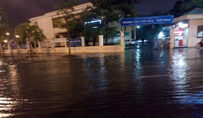 Một tuyến phố tại phường Yên Hòa ngập lênh láng nước.
