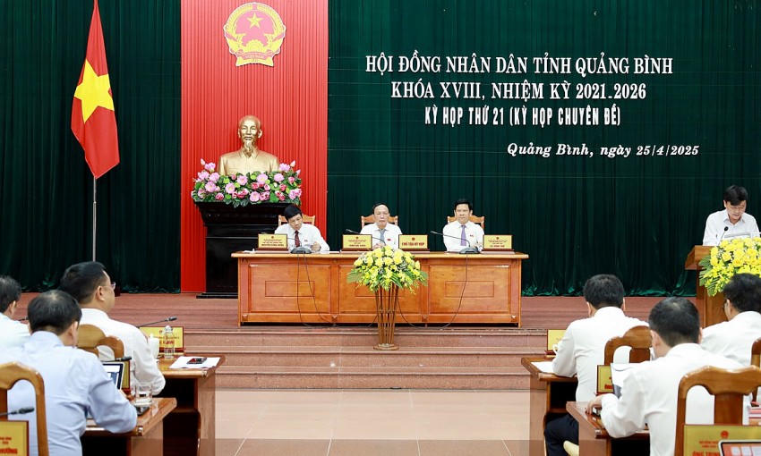 Các đồng chí trong Thường trực HĐND tỉnh chủ trì kỳ họp. Ảnh:Báo Quảng Bình