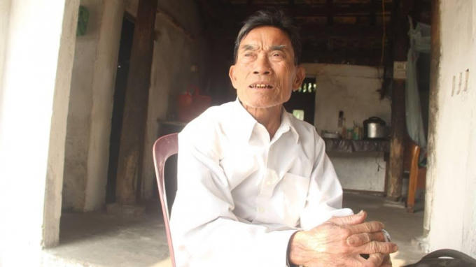 Ông nội đang mong tin tức của Huyền.