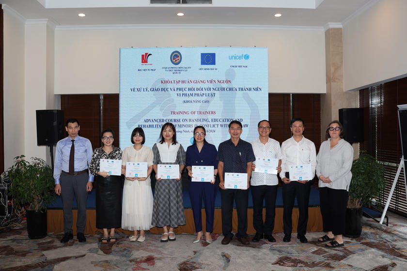 Ông Trương Thế Côn - Phó Giám đốc Học viện Tư pháp và bà Shelley Casey - chuyên gia quốc tế của UNICEF trao chứng chỉ cho các giảng viên tham gia khóa tập huấn.