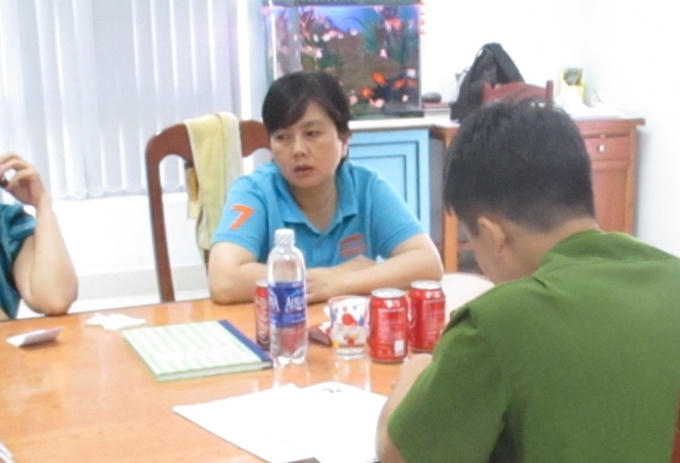 Đối tượng Trần Thị Ngọc Hương tại cơ quan công an (Ảnh: Văn Hoàng)