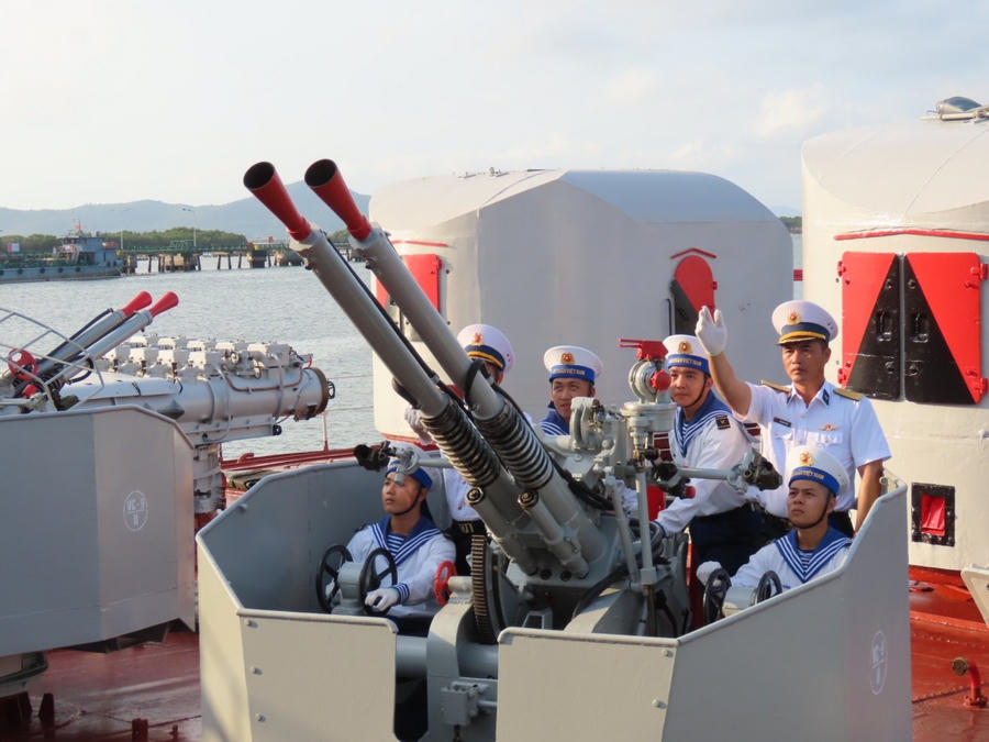 Lực lượng Hải quân Vùng 2 tập luyện trên biển, sẵn sàng chiến đấu, bảo vệ chủ quyền vùng biển phía Nam Tổ quốc.