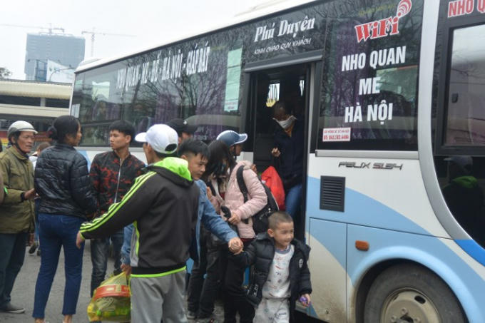 Mỗi chuyến xe về đều đông nghẹt hành khách. Anh Nguyễn Công Nhật vừa xuống xe khách Phú Xuyên chia sẻ, nhà xe không tăng giá so với ngày thường nhưng nhồi nhét khách khiến anh khá mệt mỏi.
