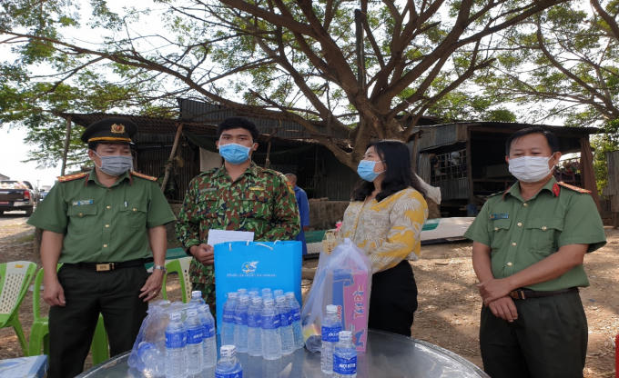 Đại tá Lâm Thành Sol, Phó Giám đốc Công an tỉnh (bìa trái) và đồng chí Lê Bích Phượng, Chủ tịch Hội Liên hiệp phụ nữ tỉnh An Giang thăm hỏi động viên cán bộ chiến sỹ.