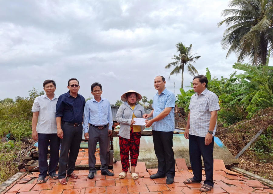 Đoàn công tác huyện U Minh do ông Nguyễn Thanh Liêm - Phó Chủ tịch UBND huyện đến thăm hỏi, động viên hộ gia đình có nhà bị sập, tốc mái.