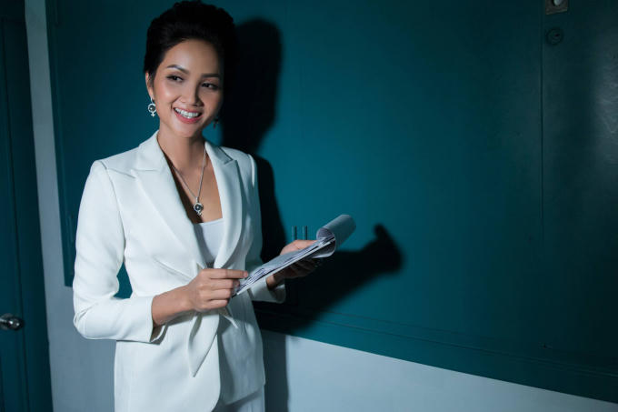 Hoa hậu H'hen Niê lần đầu thử sức làm MC