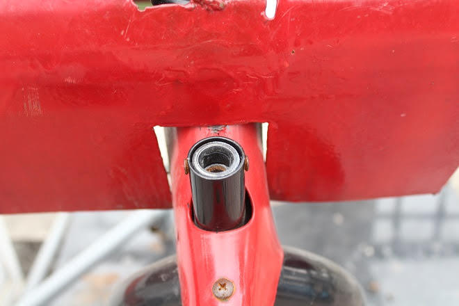 Vòng xoay điều chỉnh mức độ đạp nặng nhẹ cũng bị tháo mất.