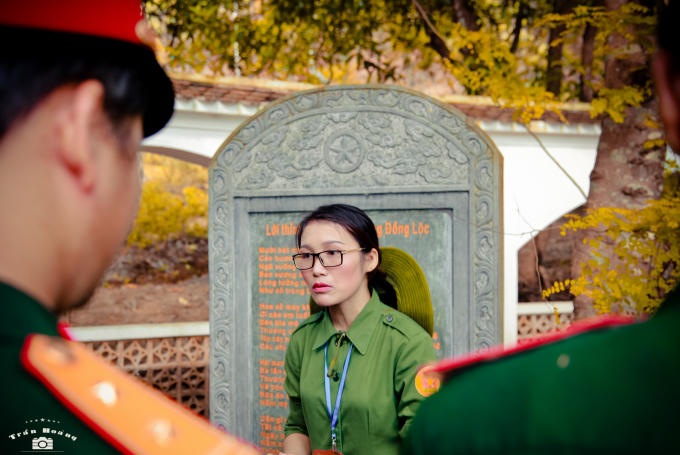 Cô hướng dẫn viên khu di tích ngã 3 Đồng Lộc những ngày này luôn đông đúc các đồng đội vây quanh.