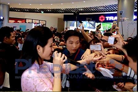 Đông Nhi - Ông Cao Thắng tình tứ trong ngày ra mắt MV tiền tỉ