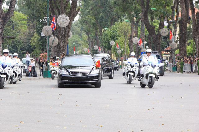 Đoàn xe đưa ông Kim Jong-un đi qua đường Điện Biên Phủ tiến vào Phủ Chủ tịch (Ảnh: Dân trí)