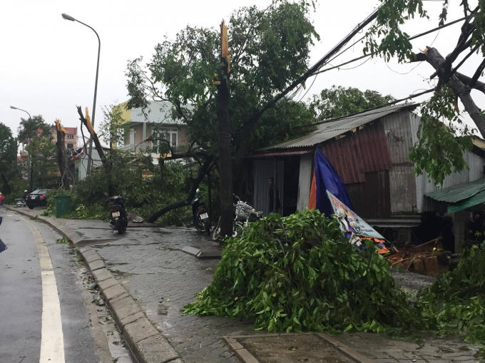 H&agrave;ng trăm nh&agrave; d&acirc;n bị lốc xo&aacute;y &ldquo;t&agrave;n ph&aacute;&rdquo; trong đ&ecirc;m