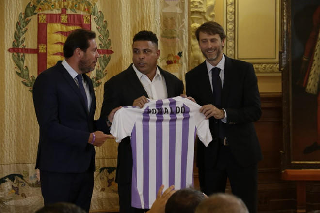 Ronaldo "béo" chính thức trở thành chủ tịch mới của CLB Real Valladolid. (Ảnh: Twitter)