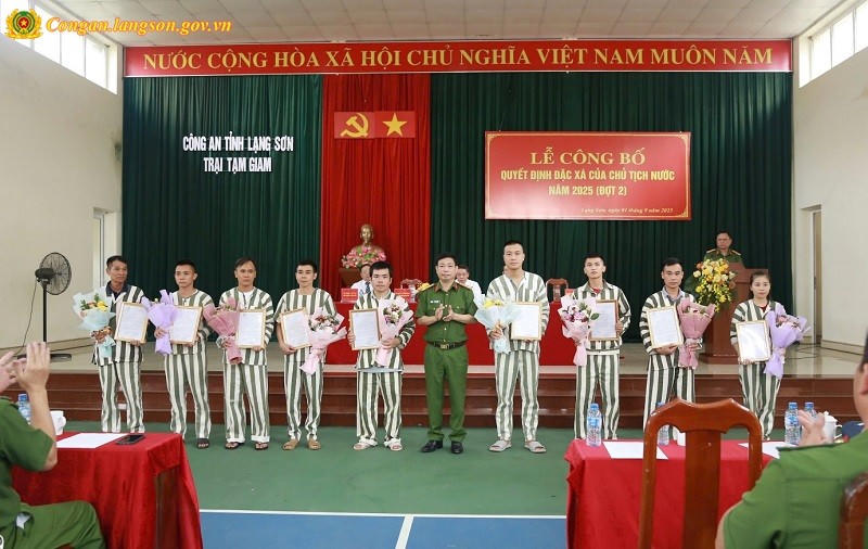Lãnh đạo Công an tỉnh trao quyết định đặc xá cho các phạm nhân.
