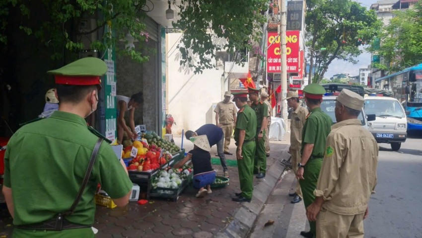 Các hộ kinh doanh lấn chiếm vỉa hè, treo biển báo sai quy định được lực lượng Công an, tự quản khu phố nhắc nhở, khắc phục dọn dẹp trả lại không gian vỉa hè cho người đi bộ.