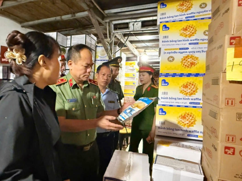 Trung tướng Nguyễn Thanh Tùng kiểm tra và biểu dương việc chấp hành quy định của cơ sở kinh doanh do bà Tạ Thị Ngọc làm chủ. Ảnh: ANTĐ
