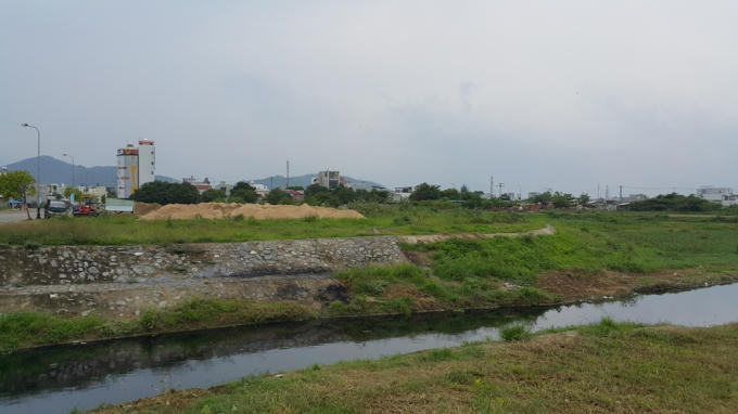 Bèo rác phủ đầy, nước bị ô nhiễm và sản xuất gạch block trên đất UBND quận Liên Chiểu cho Cty Tây Hồ mượn