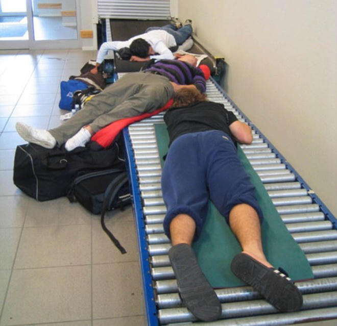 Nhiều người cho biết, đây là những hành ảnh quá quen thuộc tại các sảnh bay quốc tế.