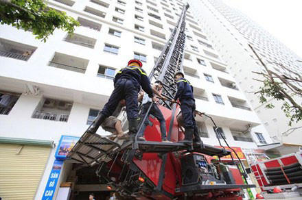Một phương án chữa cháy tại khu chung cư. Ảnh: C.TUÂN.