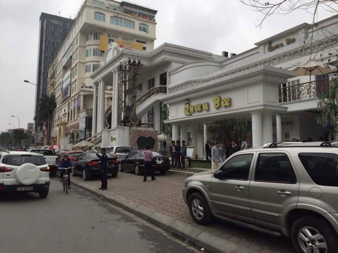 Tình trạng ô tô xếp chật trước cửa nhà hàng Queen Bee, lấn chiếm vỉa hè, lòng đường đã diễn ra từ lâu.