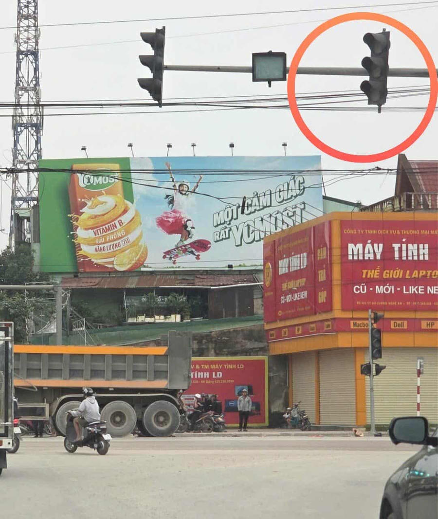 Một vụ tai nạn giao thông tại ngã 4 Quốc lộ 7C và 15 nơi cụm đèn tín hiệu giao thông bị hư hỏng.