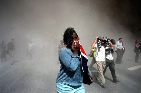 Người phụ nữ bịt k&iacute;n mũi để bảo vệ m&igrave;nh trước đ&aacute;m tro bụi k&iacute;n đặc sau khi 2 t&ograve;a th&aacute;p sụp đổ.