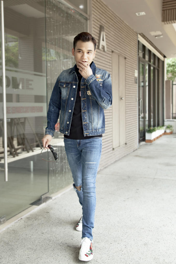 Tưởng chừng khi diện cả cây Denim cứng cáp sẽ mang tới sự nhàm chán cho khán giả, tuy nhiên những điểm nhấn nhá ở phần thân áo cũng như cách kết hợp