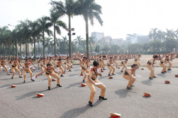 D&ugrave; trời nắng n&oacute;ng, nhưng c&aacute;c c&aacute; nh&acirc;n trong đội thi vẫn cố gắng ho&agrave;n th&agrave;nh phần thi một c&aacute;ch tốt nhất.