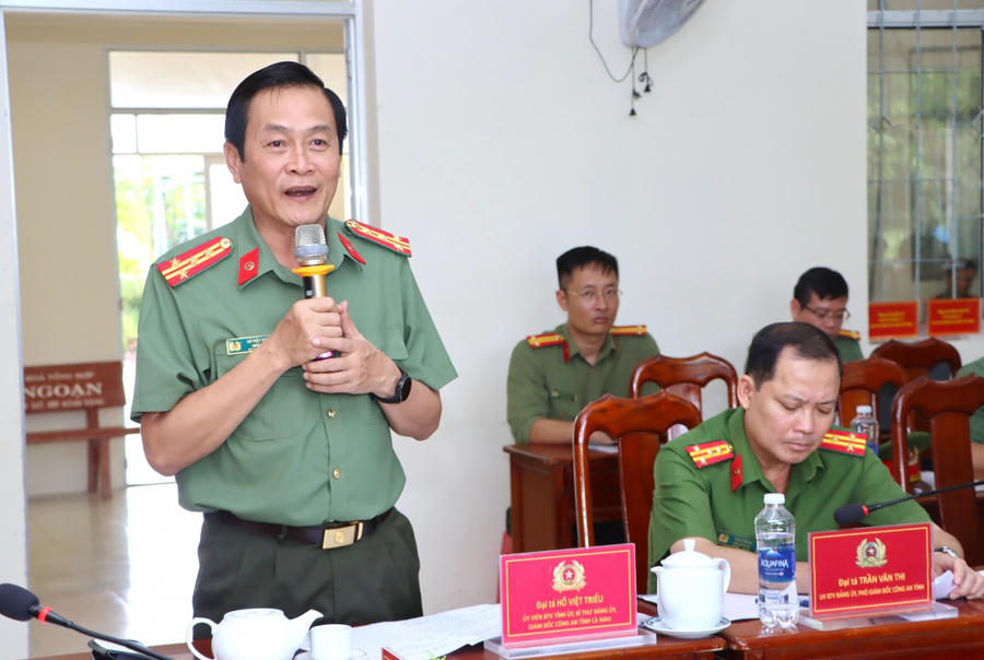 Đại tá Hồ Việt Triều - Ủy viên Ban Thường vụ Tỉnh ủy, Bí thư Đảng ủy, Giám đốc Công an tỉnh Cà Mau, phát biểu tại buổi làm việc.