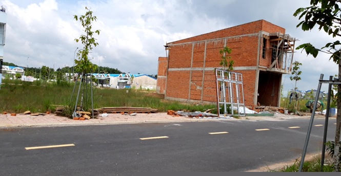 Ông Huỳnh Đức Anh mua nền 100m2 trên đất công từ Cty Thuận Lợi nay đã xây nhà nhưng có nguy cơ mất trắng.