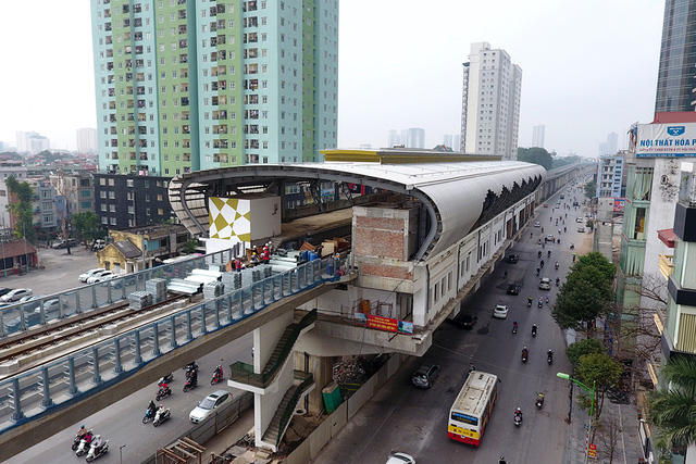 Ga Đại học Khoa học Tự nhiên (ĐHQGHN): Nhà ga này nằm ở đầu trục đường cửa ngõ phía Tây Nam của Thủ đô với mật độ phương tiện tham gia giao thông đông đúc.