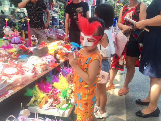 Nhiều trẻ em được người thân đưa đi mua sắm.