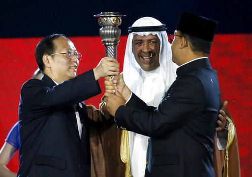 Đuốc Asiad được trao cho đại diện của Trung Quốc, nước chủ nhà của Asiad 2022