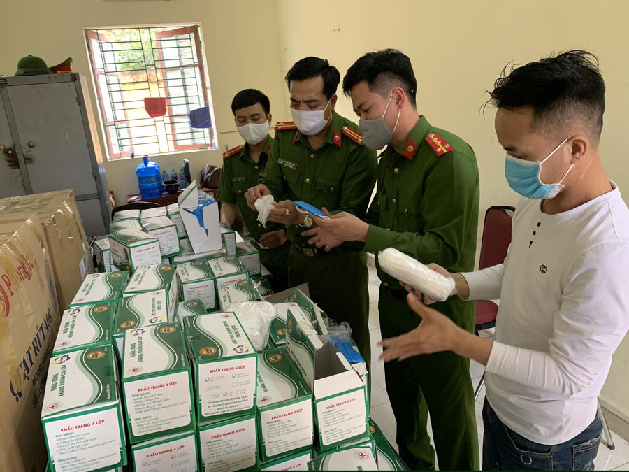 Lái xe Phạm Văn Vương cùng số lượng khẩu trang tại CAH Vĩnh Bảo