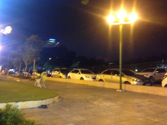 Xe được xếp ngay ngắn tại trung tâm văn hoá thể thao.